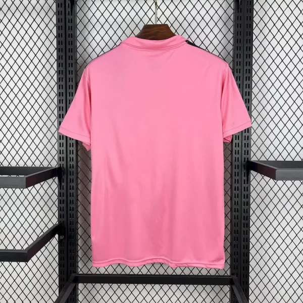Playera Real Madrid Rosa 2025-2026 para Hombre – Edición Aficionado con Cuello y Parches Opcionales - Imagen 4
