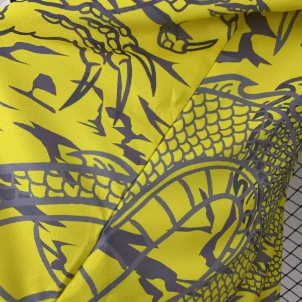 Real Madrid 2024/25 - Especial Dragón Amarillo - Aficionado - Hombre - Imagen 3