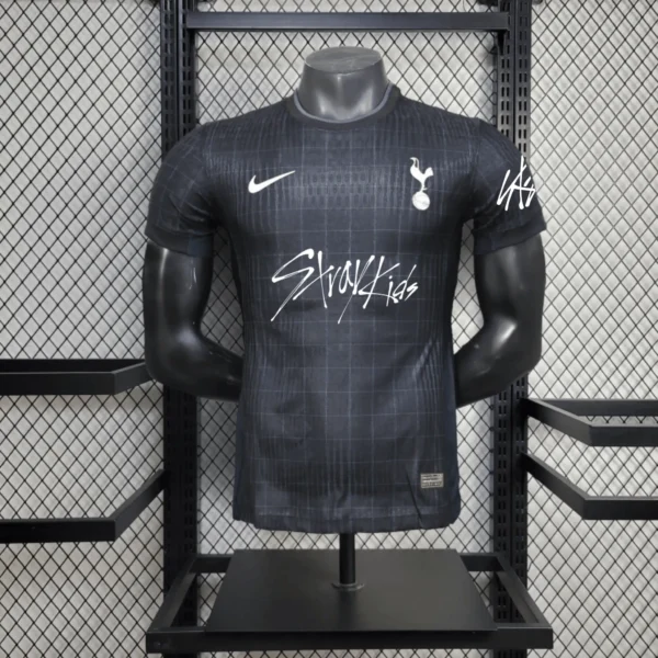 Spurs 2025/26 – Visita »Stray Kids» – Jugador