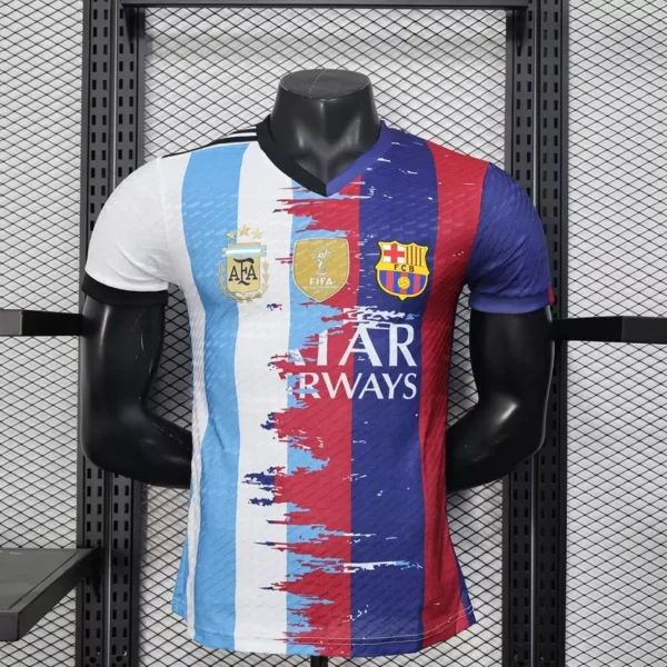 Lionel Messi – Camiseta Conmemorativa »Mitad Barcelona, Mitad Argentina» – Jugador - Imagen 2